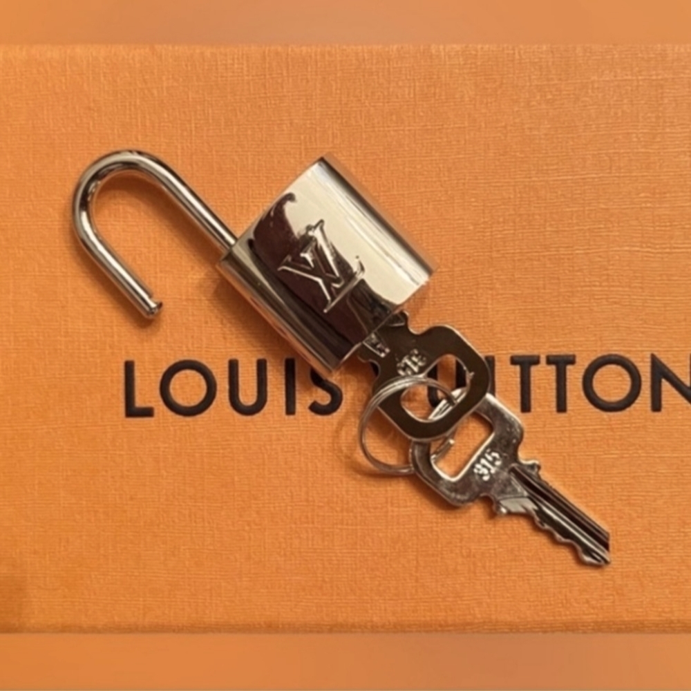 Silver Louis Vuitton Lock and 2 Keys #315 + 🎁